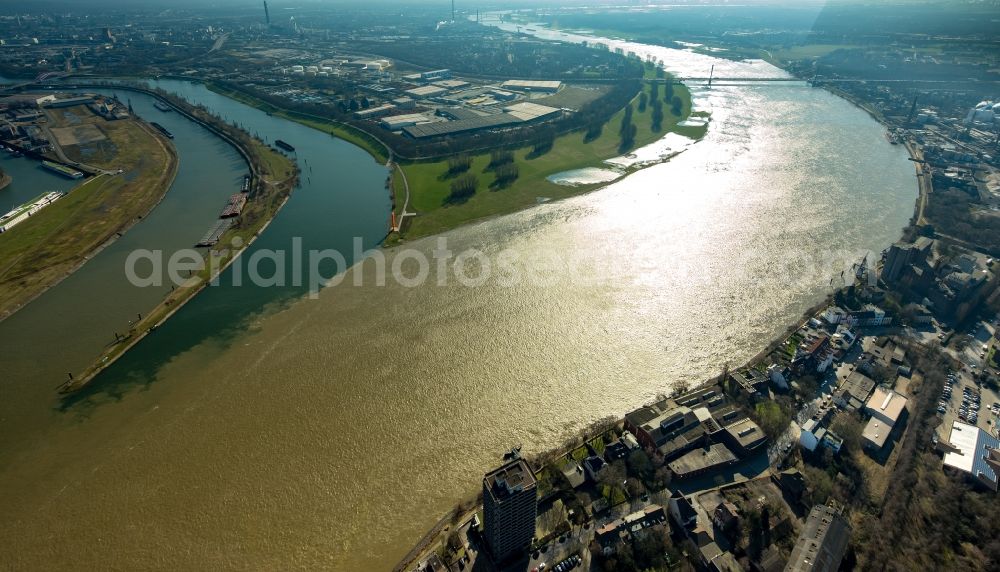 Duisburg from the bird's eye view: Riparian areas along the river mouth Rhine in Duisburg in the state North Rhine-Westphalia