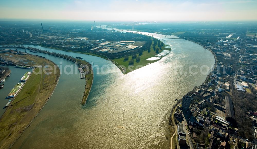 Aerial image Duisburg - Riparian areas along the river mouth Rhine in Duisburg in the state North Rhine-Westphalia