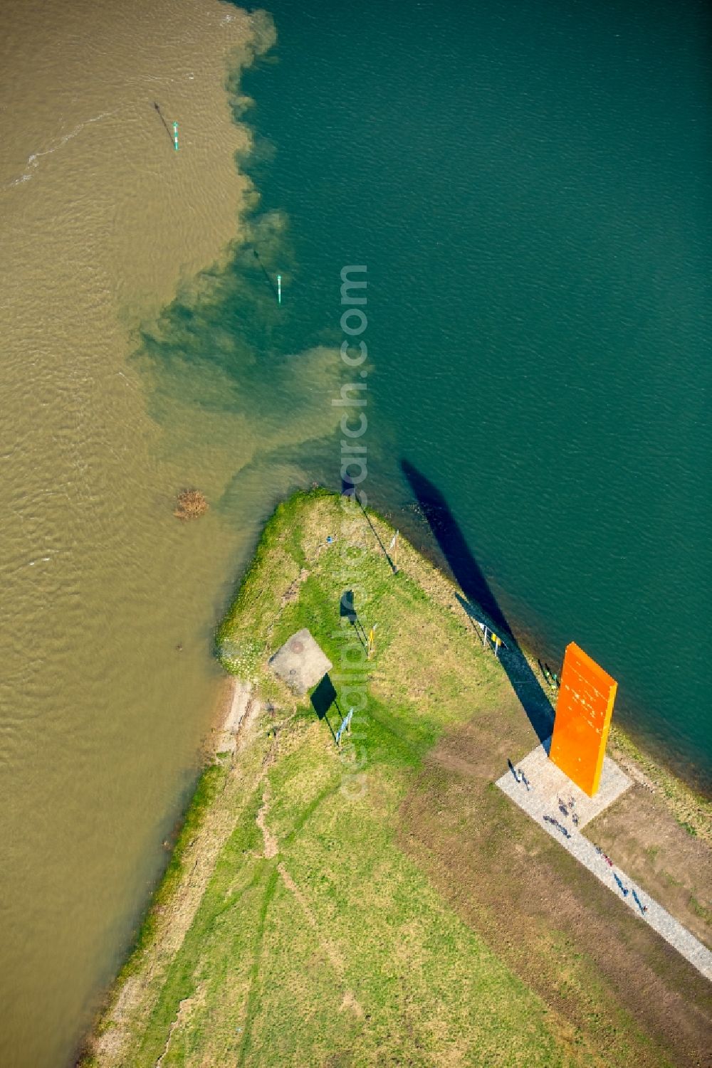 Duisburg from the bird's eye view: Riparian areas along the river mouth of Rhine on Reinorange Artist Lutz Fritsch in Duisburg in the state North Rhine-Westphalia