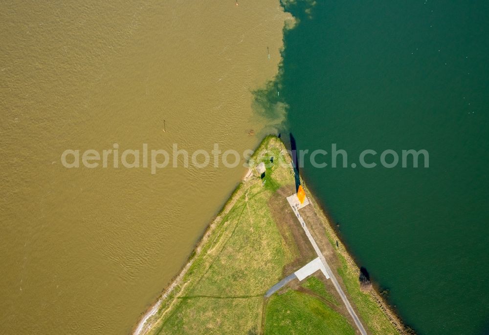 Aerial photograph Duisburg - Riparian areas along the river mouth of Rhine on Reinorange Artist Lutz Fritsch in Duisburg in the state North Rhine-Westphalia