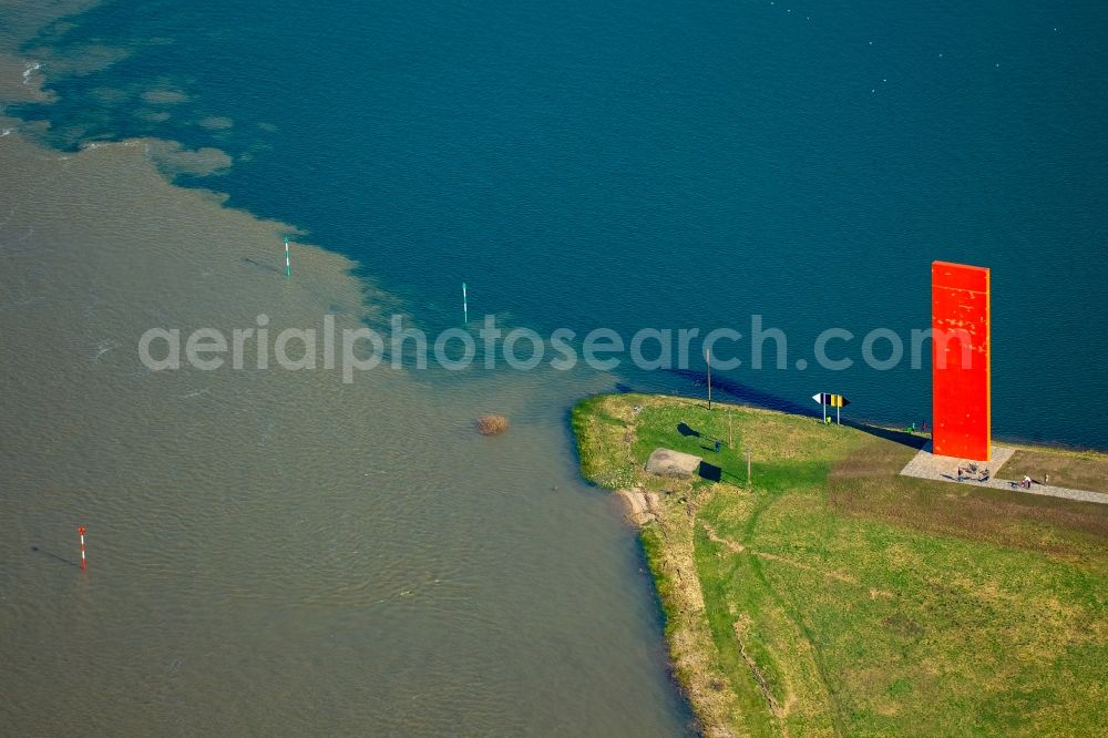 Duisburg from the bird's eye view: Riparian areas along the river mouth of Rhine on Reinorange Artist Lutz Fritsch in Duisburg in the state North Rhine-Westphalia