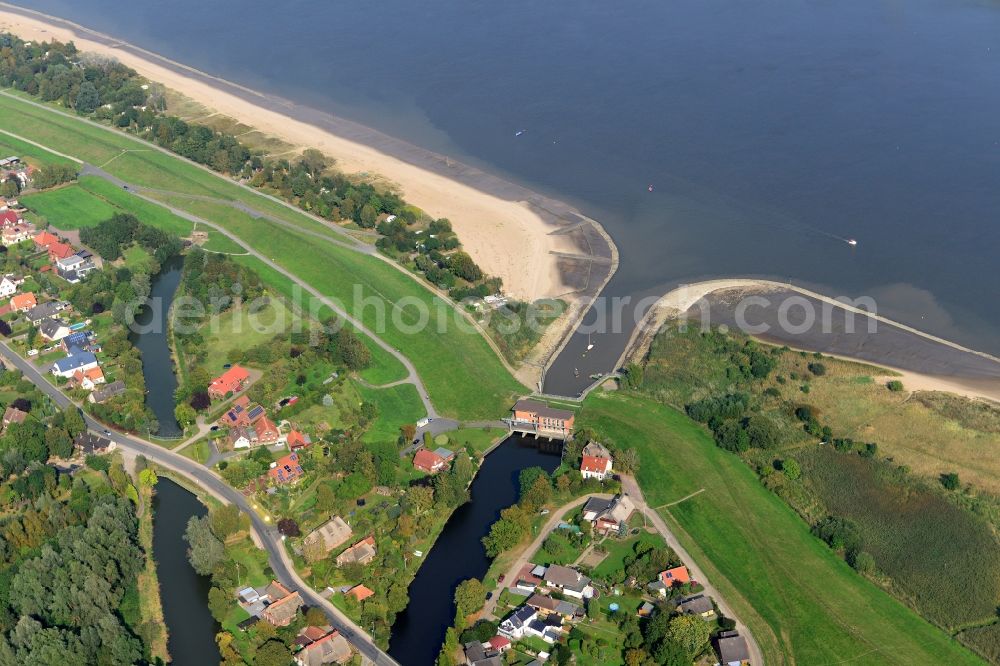 Brake (Unterweser) from above - Riparian areas along the river mouth of the Sieltief into the river Weser in Kaeseburg in the state of Lower Saxony