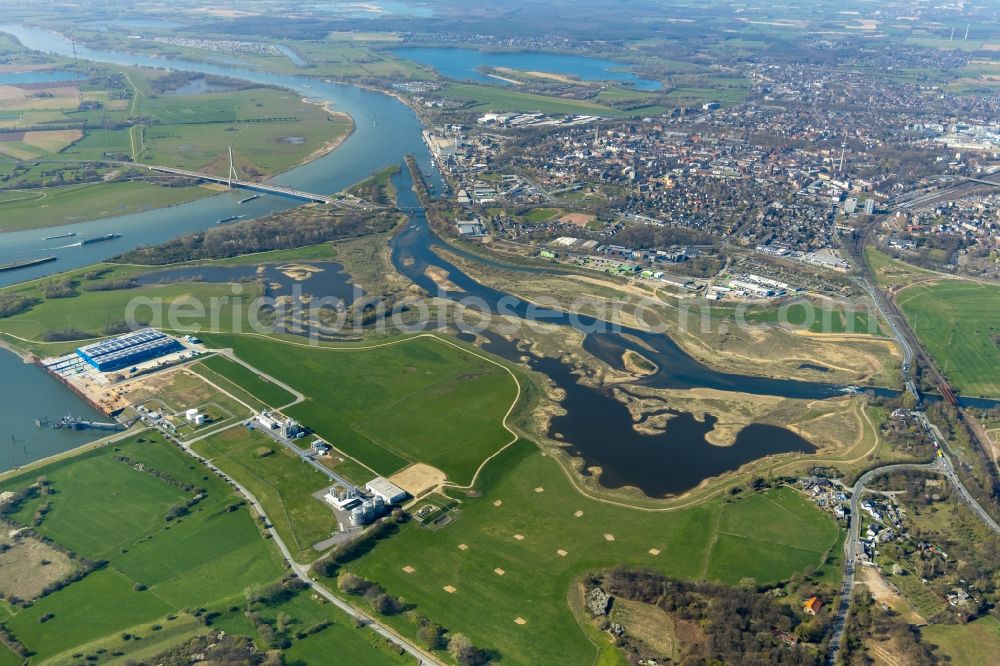 Wesel from the bird's eye view: Riparian areas along the river mouth of Lippe in Wesel in the state North Rhine-Westphalia, Germany