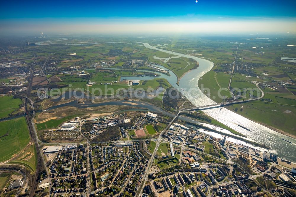 Aerial photograph Wesel - Riparian areas along the river mouth of Lippe in Wesel in the state North Rhine-Westphalia, Germany