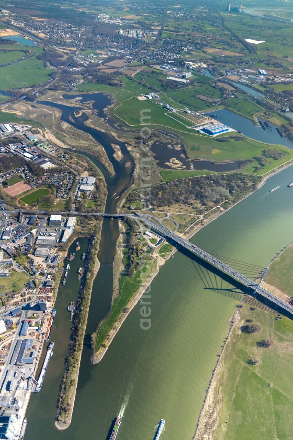 Wesel from the bird's eye view: Riparian areas along the river mouth of Lippe in Wesel in the state North Rhine-Westphalia, Germany