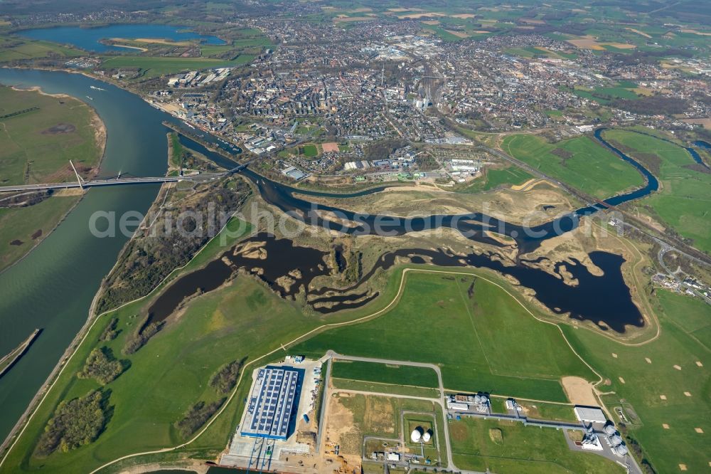 Aerial photograph Wesel - Riparian areas along the river mouth of Lippe in Wesel in the state North Rhine-Westphalia, Germany