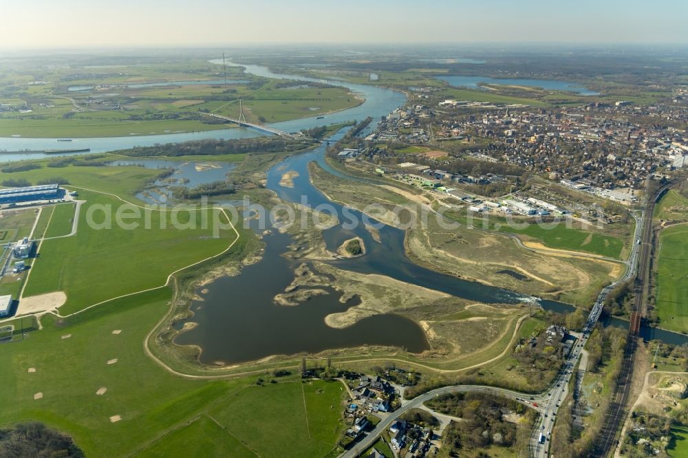 Wesel from the bird's eye view: Riparian areas along the river mouth of Lippe in Wesel in the state North Rhine-Westphalia, Germany