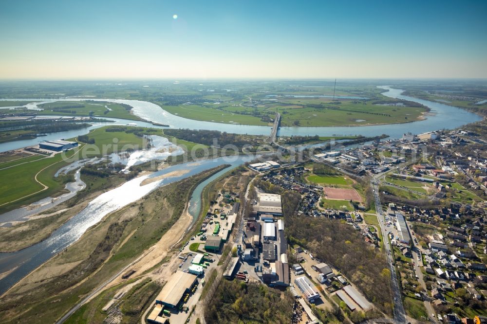 Aerial photograph Wesel - Riparian areas along the river mouth of Lippe in Wesel in the state North Rhine-Westphalia, Germany