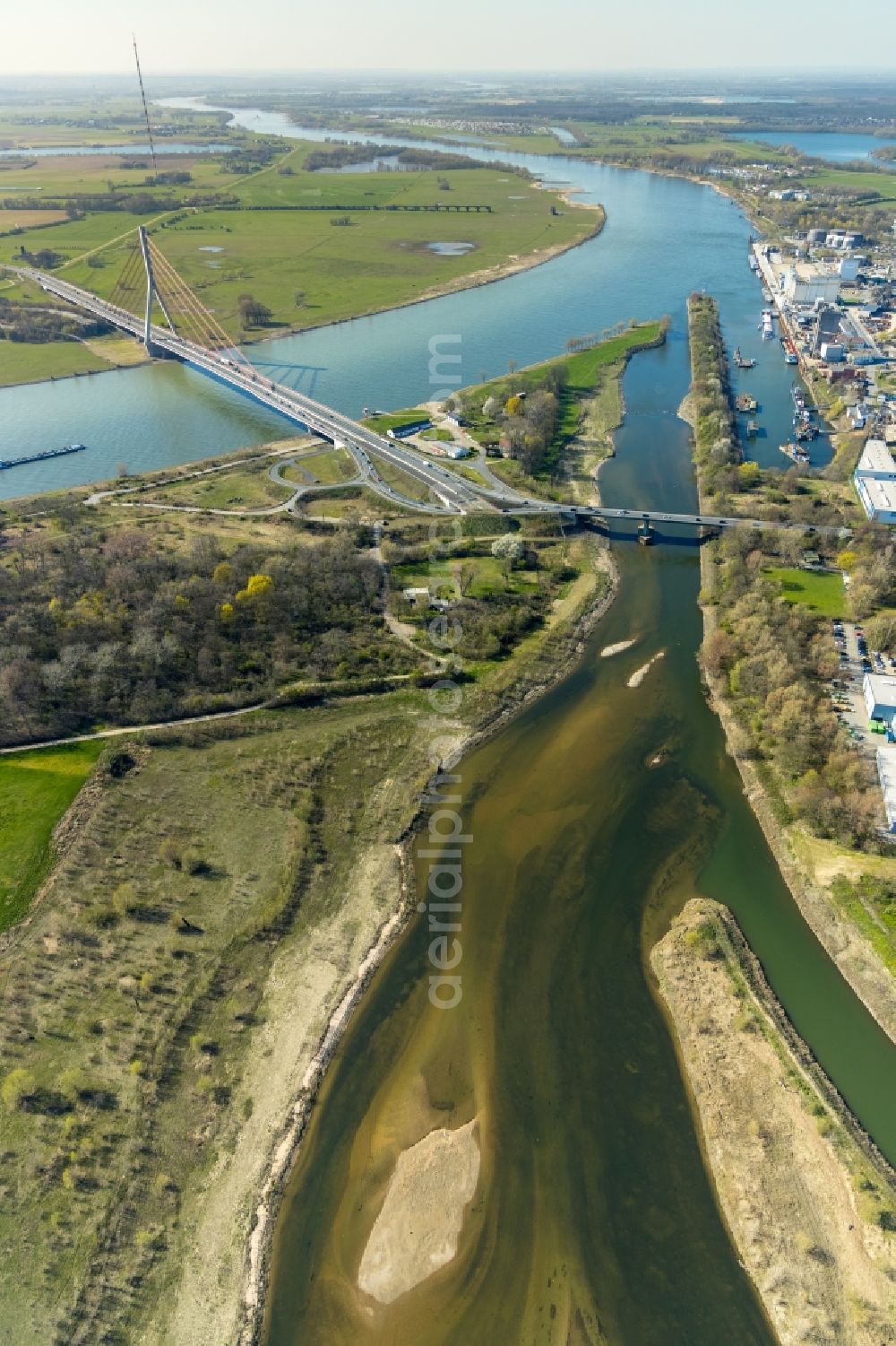 Aerial photograph Wesel - Riparian areas along the river mouth of Lippe in Wesel in the state North Rhine-Westphalia, Germany