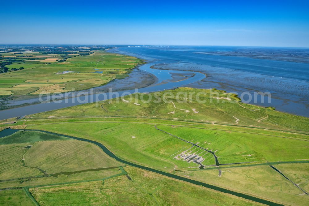 Balje from the bird's eye view: Riparian areas along the river mouth of Oste in die Elbe in Balje in the state Lower Saxony, Germany