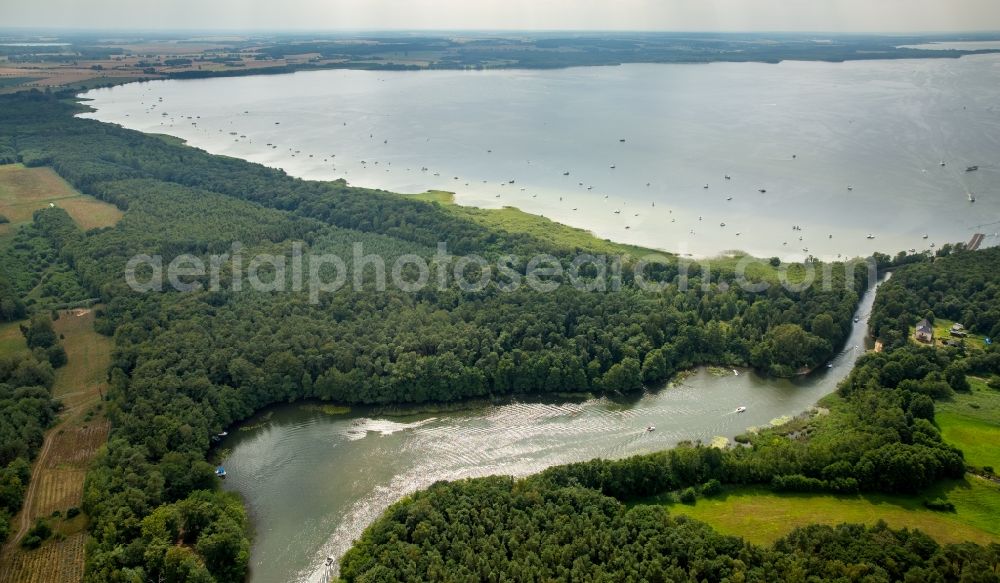 Aerial image Waren (Müritz) - Riparian areas along the river mouth of Reeckkanals into the Koelpinlake in Waren (Mueritz) in the state Mecklenburg - Western Pomerania