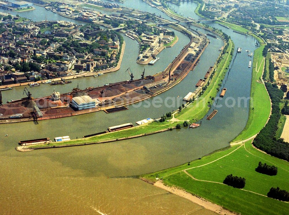 Duisburg from above - Riparian areas along the river mouth der Ruhr in Hafenkanal and Kaiserkanal in Duisburg in the state North Rhine-Westphalia