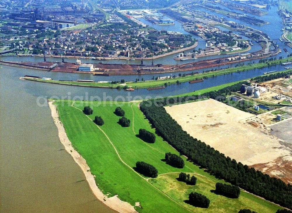 Aerial photograph Duisburg - Riparian areas along the river mouth der Ruhr in Hafenkanal and Kaiserkanal in Duisburg in the state North Rhine-Westphalia