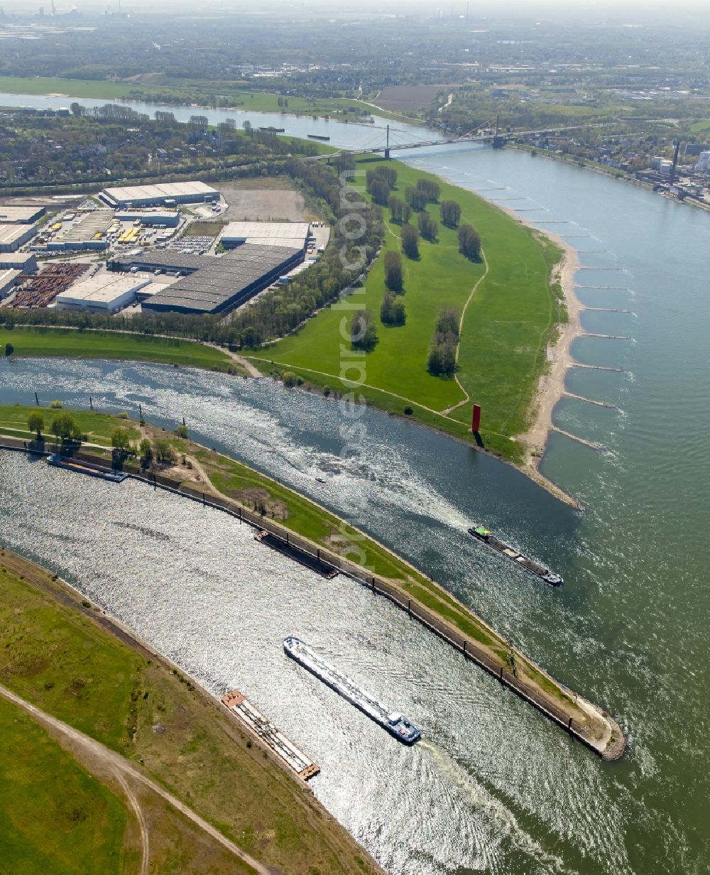 Aerial image Duisburg - Riparian areas along the river mouth ruhr - rhine in Duisburg in the state North Rhine-Westphalia