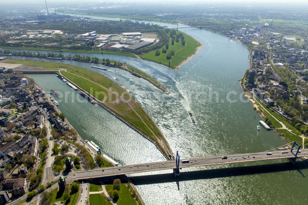 Aerial photograph Duisburg - Riparian areas along the river mouth ruhr - rhine in Duisburg in the state North Rhine-Westphalia