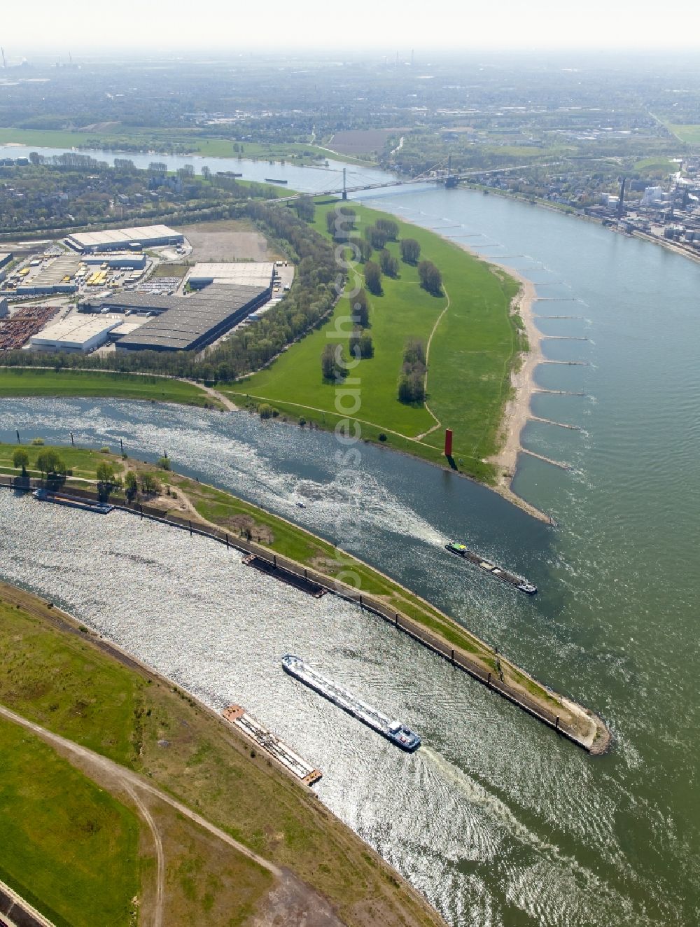 Duisburg from above - Riparian areas along the river mouth ruhr - rhine in Duisburg in the state North Rhine-Westphalia