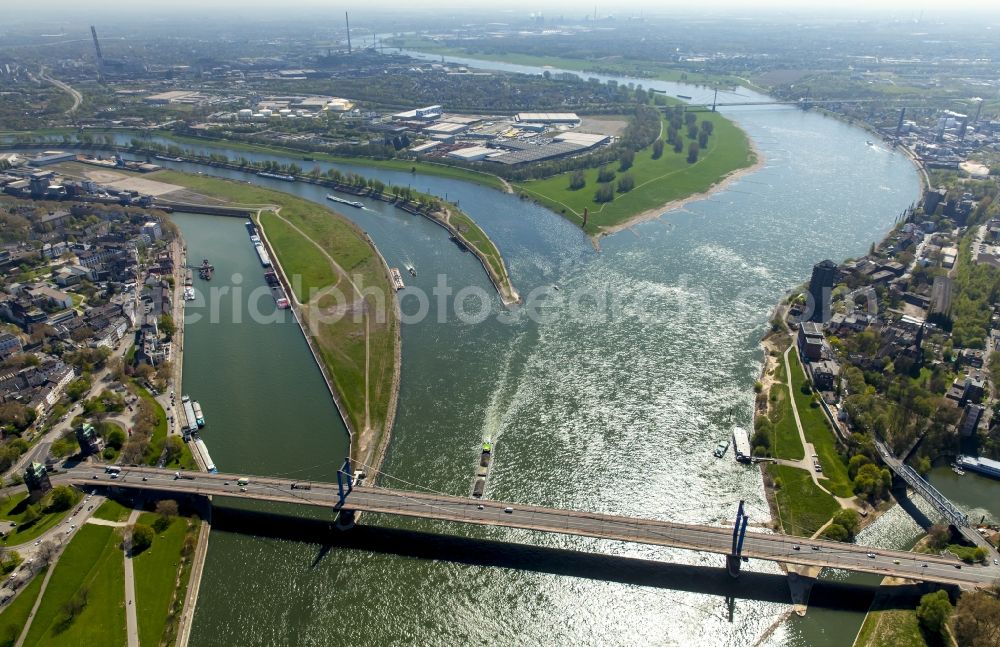 Duisburg from the bird's eye view: Riparian areas along the river mouth ruhr - rhine in Duisburg in the state North Rhine-Westphalia