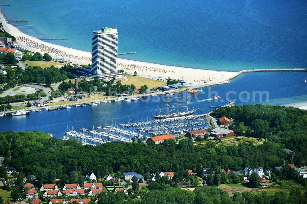 Lübeck from above - Riparian areas along the river mouth of the Trave into the Baltic Sea in Luebeck in the state Schleswig-Holstein