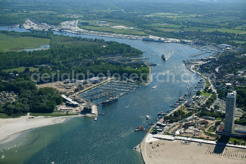 Aerial photograph Travemünde - Riparian areas along the river mouth of Trave in Travemuende in the state Schleswig-Holstein, Germany