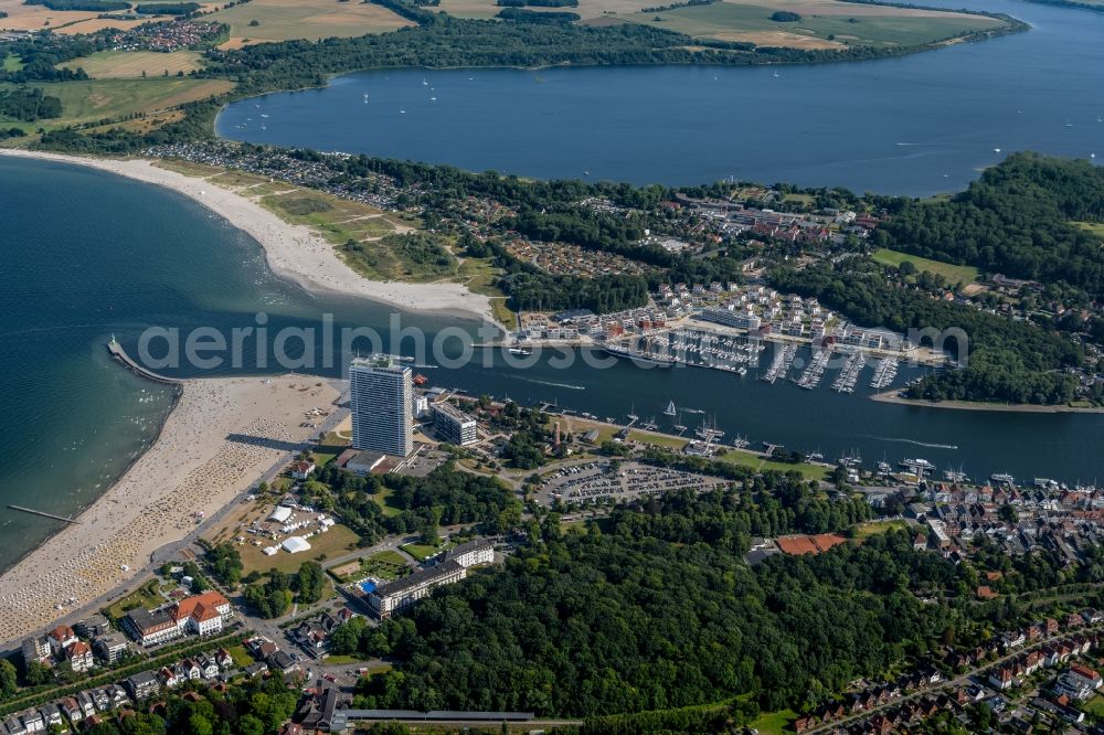 Aerial photograph Travemünde - Riparian areas along the river mouth of Trave in Travemuende in the state Schleswig-Holstein, Germany