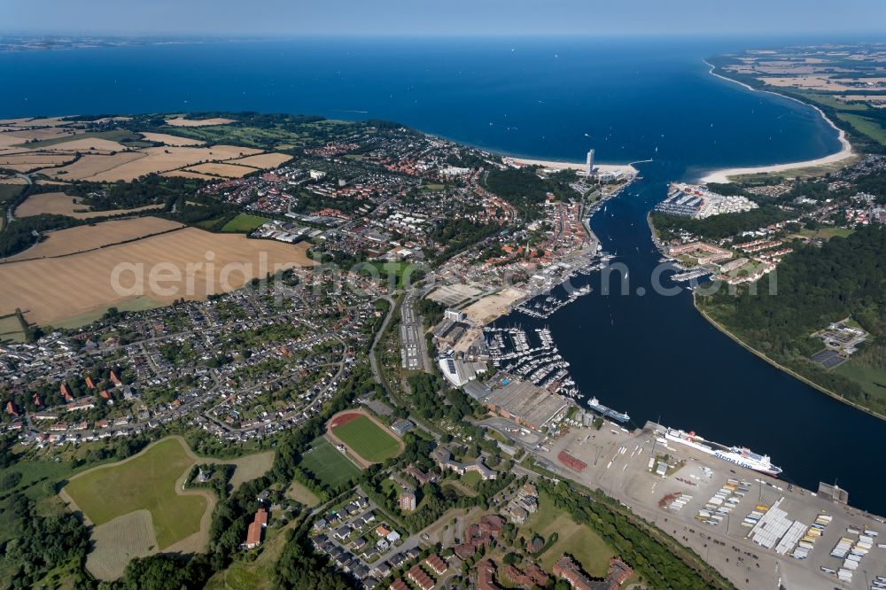 Travemünde from the bird's eye view: Riparian areas along the river mouth of Trave in Travemuende in the state Schleswig-Holstein, Germany