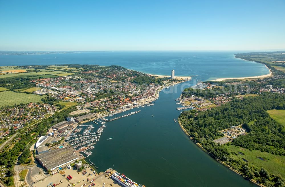 Aerial image Lübeck - Riparian areas along the river mouth der Trave zur Ostsee in Luebeck in the state Schleswig-Holstein