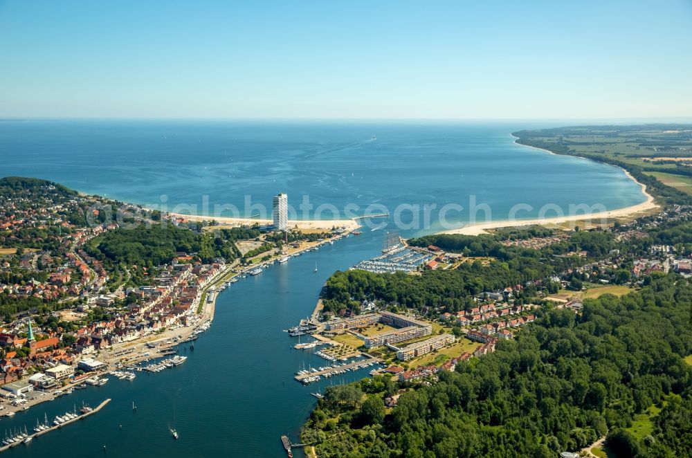 Aerial photograph Lübeck - Riparian areas along the river mouth der Trave zur Ostsee in Luebeck in the state Schleswig-Holstein