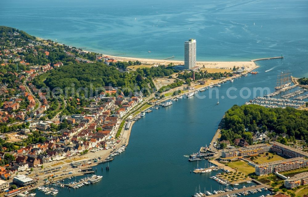 Lübeck from the bird's eye view: Riparian areas along the river mouth der Trave zur Ostsee in Luebeck in the state Schleswig-Holstein