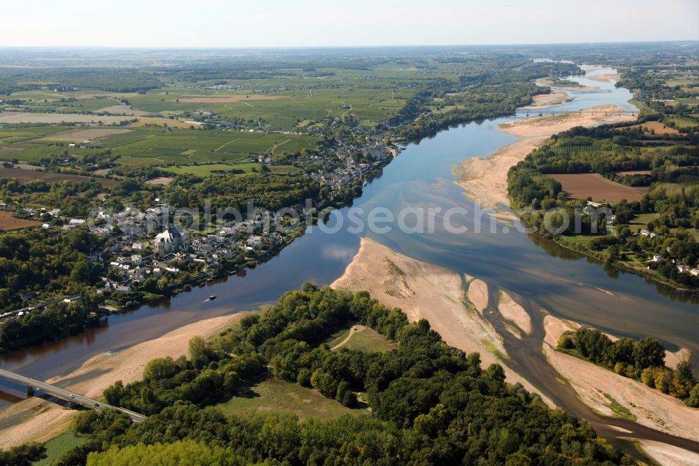 Candes-Saint-Martin from the bird's eye view: Riparian areas along the river mouth of the Vienne in the Loire in Candes-Saint-Martin in Centre-Val de Loire, France