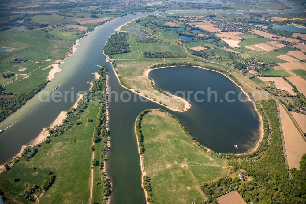 Aerial photograph Wesel - Riparian areas on the Fluerener Altrhein and Rhine west of Wesel in the state of North Rhine-Westphalia, Germany