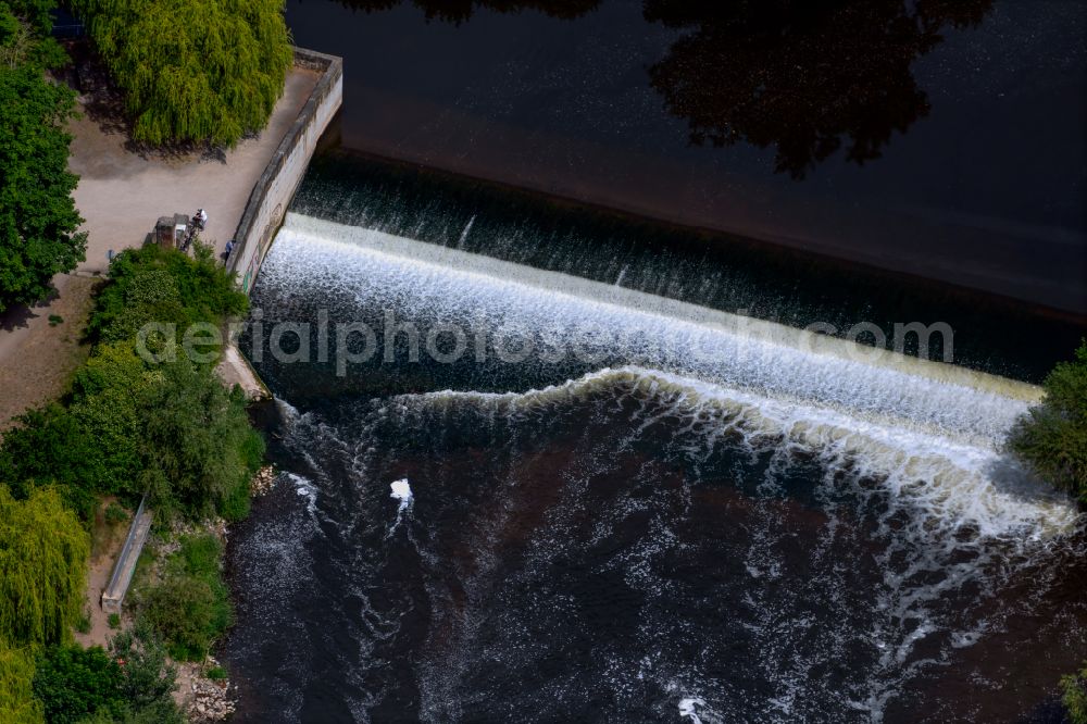 Aerial photograph Hannover - Riparian areas of the river bed of the Leine with Doehren Leineinsel waterfall in the district Wuelfel in Hannover in the state Lower Saxony, Germany