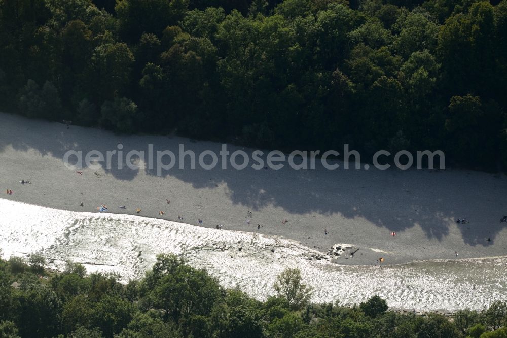 München from the bird's eye view: Riparian zones on the course of the river des ausgetrockneten Flussbettes der Isar in Munich in the state Bavaria