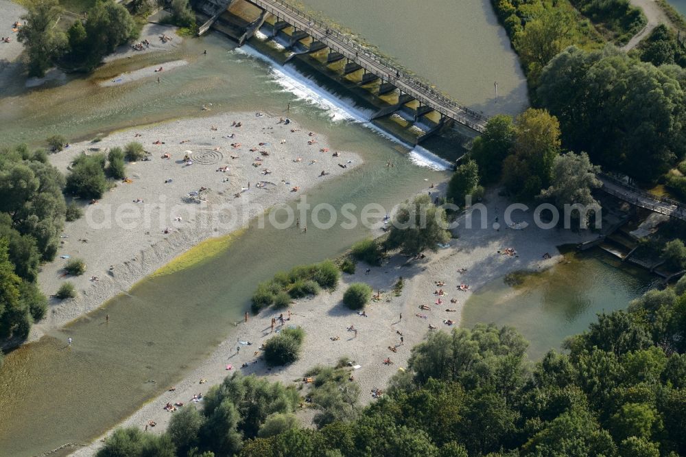 München from above - Riparian zones on the course of the river des ausgetrockneten Flussbettes der Isar in Munich in the state Bavaria