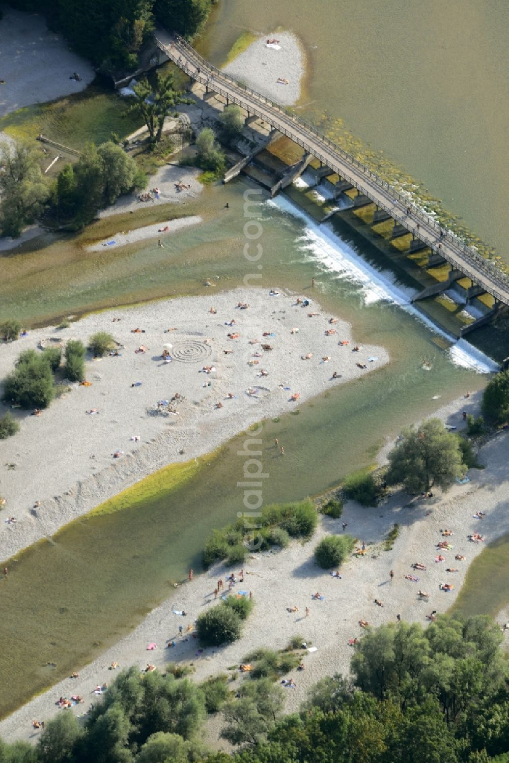 München from the bird's eye view: Riparian zones on the course of the river des ausgetrockneten Flussbettes der Isar in Munich in the state Bavaria