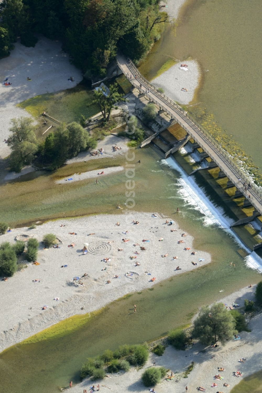 Aerial image München - Riparian zones on the course of the river des ausgetrockneten Flussbettes der Isar in Munich in the state Bavaria