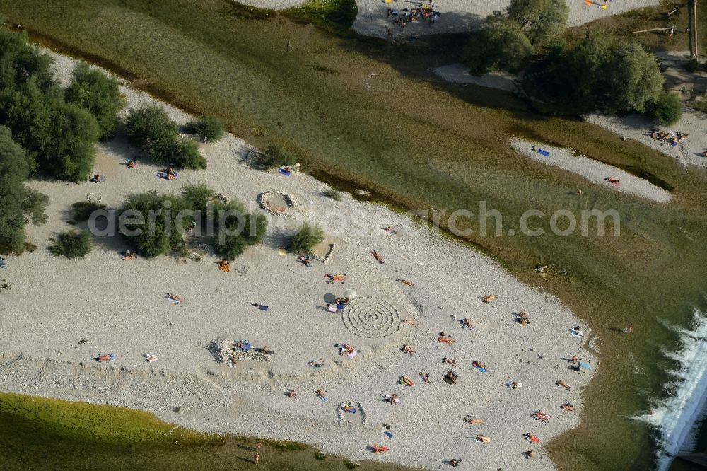 Aerial photograph München - Riparian zones on the course of the river des ausgetrockneten Flussbettes der Isar in Munich in the state Bavaria