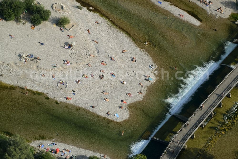 München from the bird's eye view: Riparian zones on the course of the river des ausgetrockneten Flussbettes der Isar in Munich in the state Bavaria