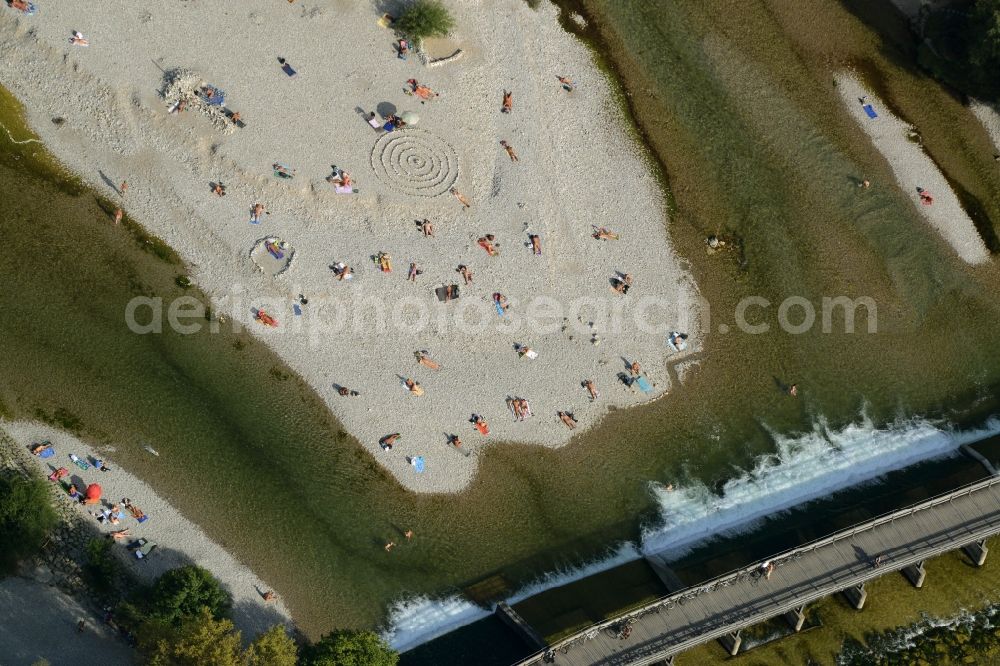 Aerial image München - Riparian zones on the course of the river des ausgetrockneten Flussbettes der Isar in Munich in the state Bavaria