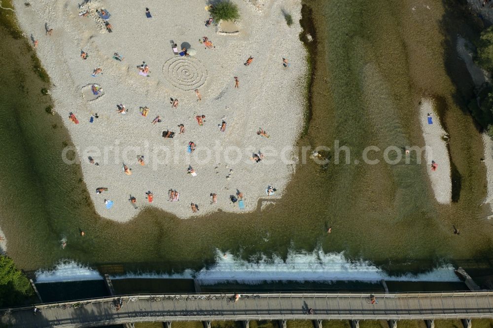 Aerial photograph München - Riparian zones on the course of the river des ausgetrockneten Flussbettes der Isar in Munich in the state Bavaria