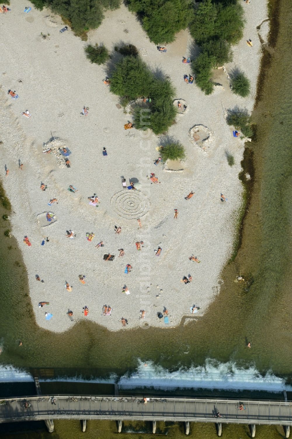 München from above - Riparian zones on the course of the river des ausgetrockneten Flussbettes der Isar in Munich in the state Bavaria