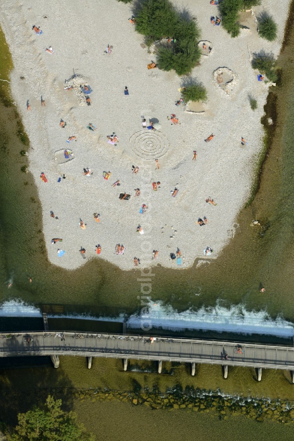 München from the bird's eye view: Riparian zones on the course of the river des ausgetrockneten Flussbettes der Isar in Munich in the state Bavaria