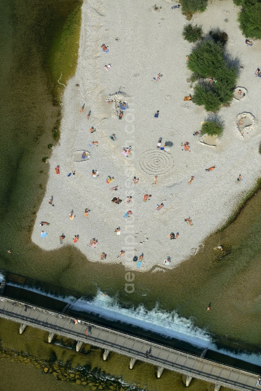 Aerial image München - Riparian zones on the course of the river des ausgetrockneten Flussbettes der Isar in Munich in the state Bavaria