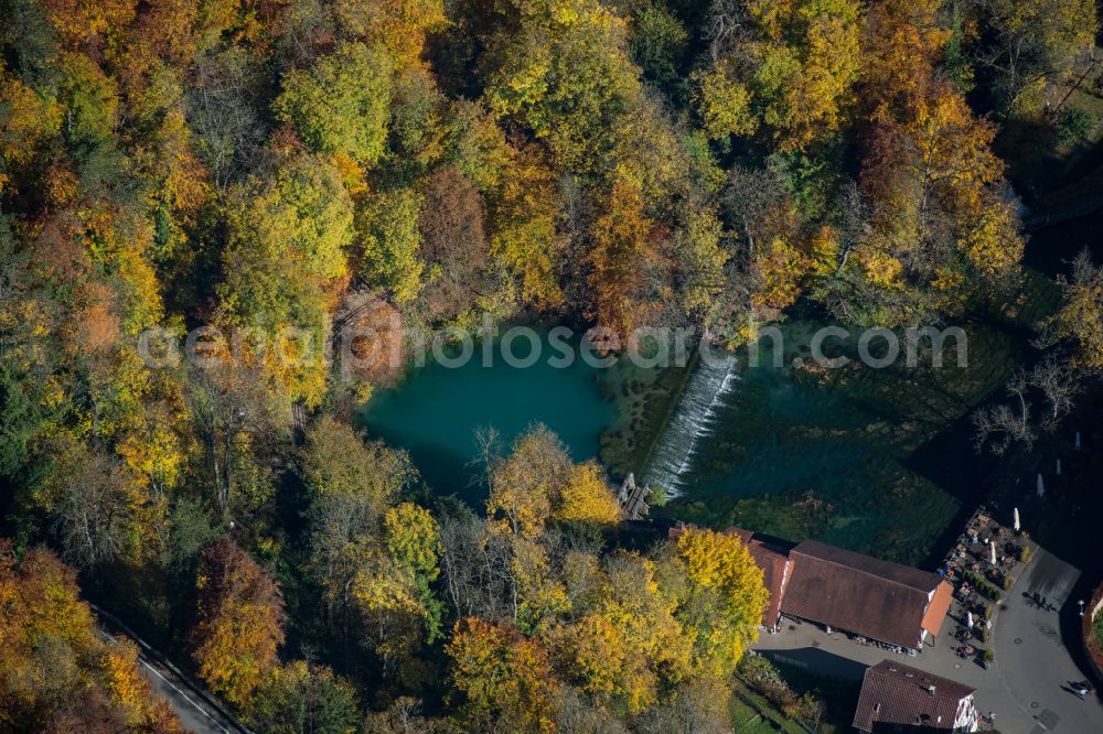 Aerial image Blaubeuren - Riparian zones on the course of the river of Blautopf on Wehr and Aussichtspunkt Die schoene Lau in Blaubeuren in the state Baden-Wuerttemberg, Germany