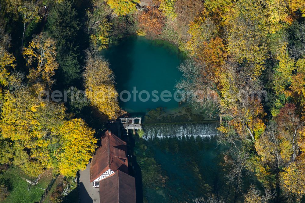 Aerial photograph Blaubeuren - Riparian zones on the course of the river of Blautopf on Wehr and Aussichtspunkt Die schoene Lau in Blaubeuren in the state Baden-Wuerttemberg, Germany