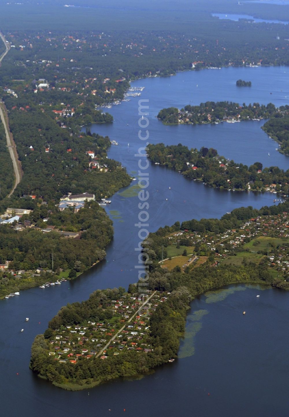 Niederlehme from the bird's eye view: Riparian zones on the course of the river Dahme in Niederlehme in the state Brandenburg