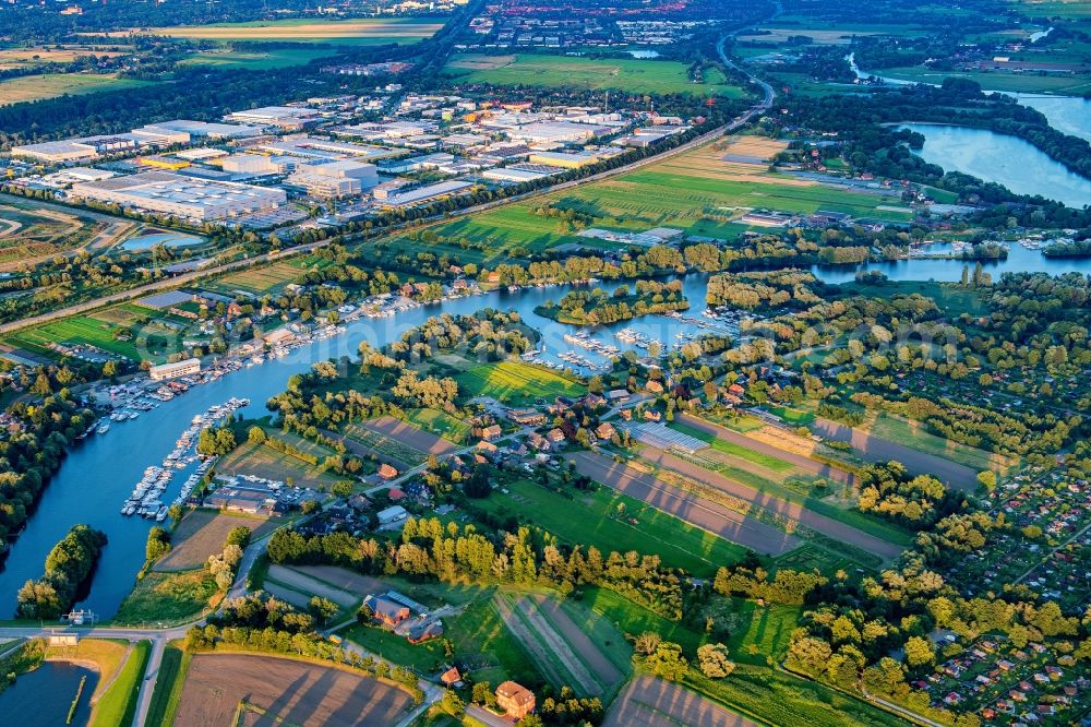 Aerial photograph Hamburg - Riparian zones on the course of the river of Dove-Elbe on Tatenberger Deich in the district Tatenberg in Hamburg, Germany