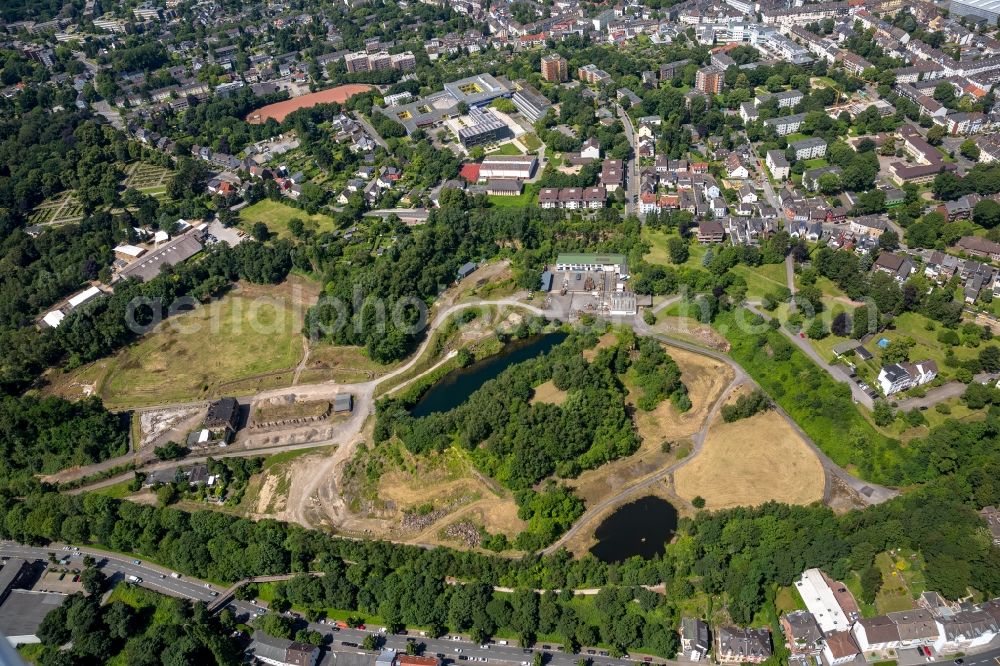 Mülheim an der Ruhr from above - Riparian zones on the course of the river the former quarry Rauen in Muelheim on the Ruhr in the state North Rhine-Westphalia