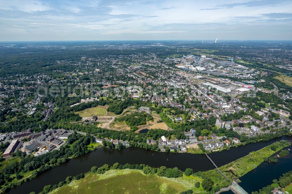 Mülheim an der Ruhr from the bird's eye view: Riparian zones on the course of the river the former quarry Rauen in Muelheim on the Ruhr in the state North Rhine-Westphalia