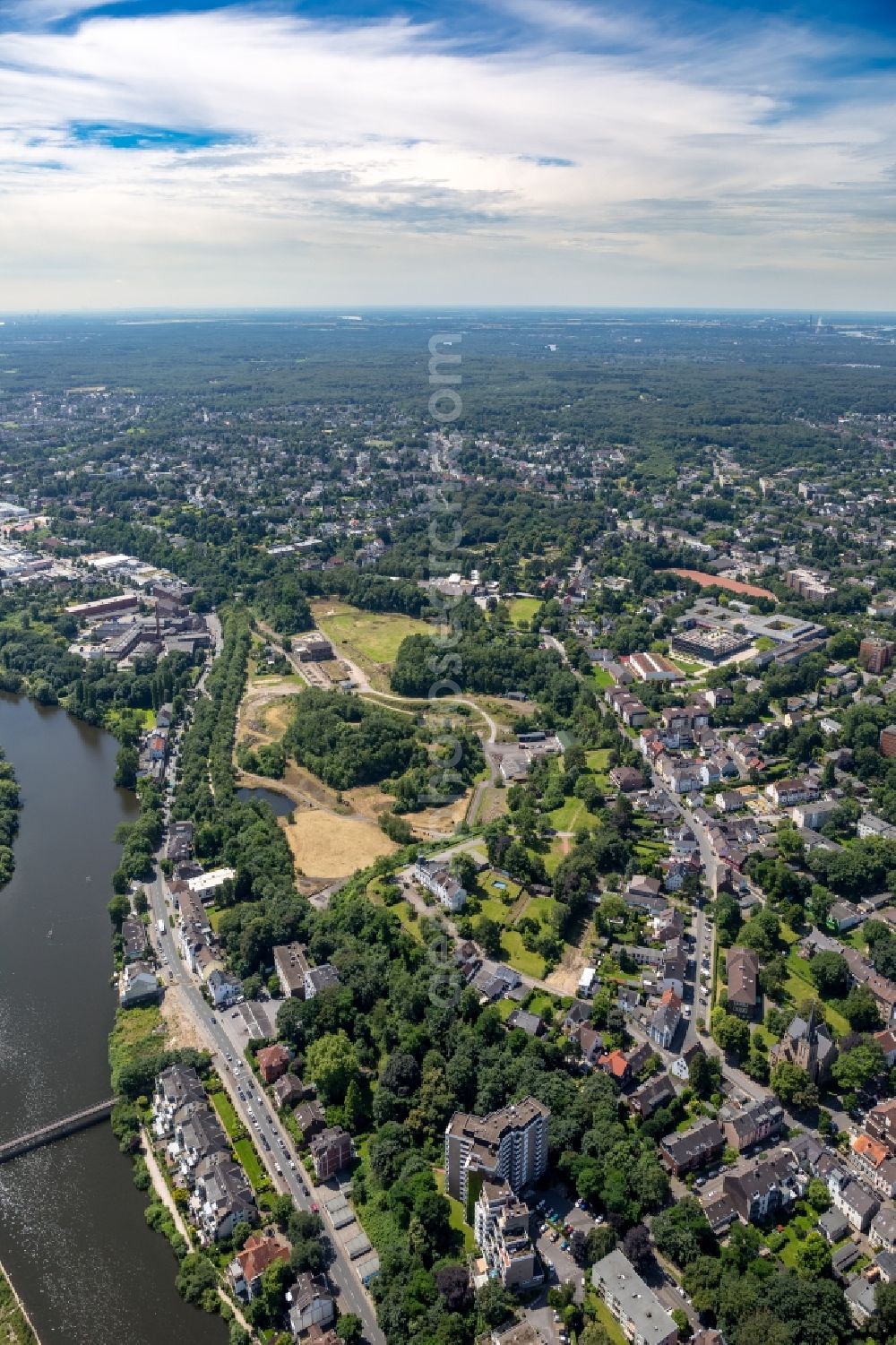 Aerial photograph Mülheim an der Ruhr - Riparian zones on the course of the river the former quarry Rauen in Muelheim on the Ruhr in the state North Rhine-Westphalia