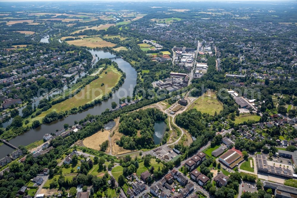 Mülheim an der Ruhr from the bird's eye view: Riparian zones on the course of the river the former quarry Rauen in Muelheim on the Ruhr in the state North Rhine-Westphalia